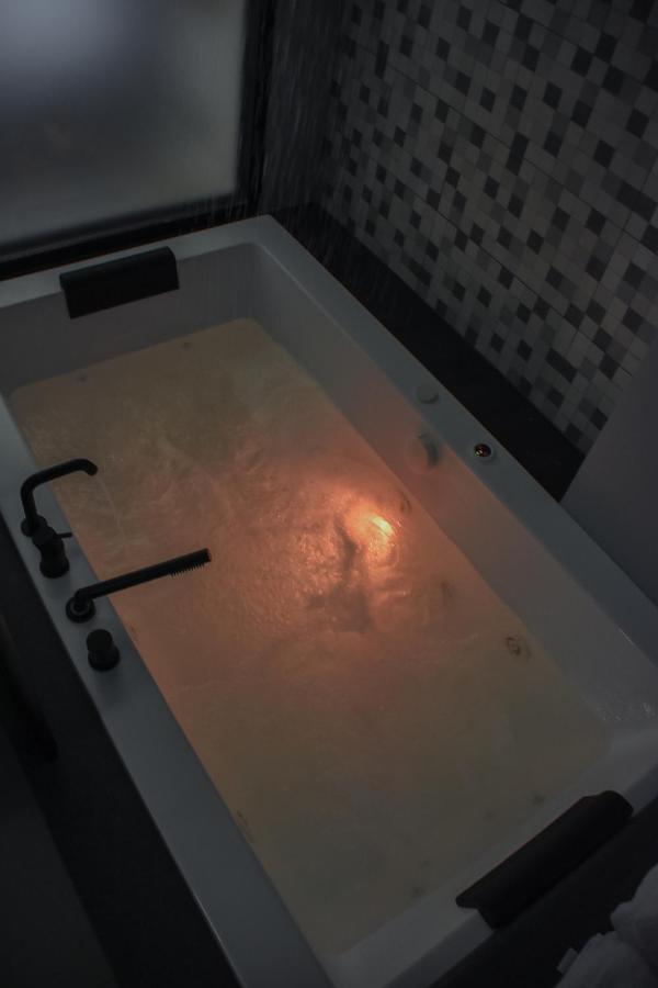 Dislocati Bnb - Jacuzzi Privata - Cucina - Tv60" - Minimal Luxury Marigliano Exterior photo