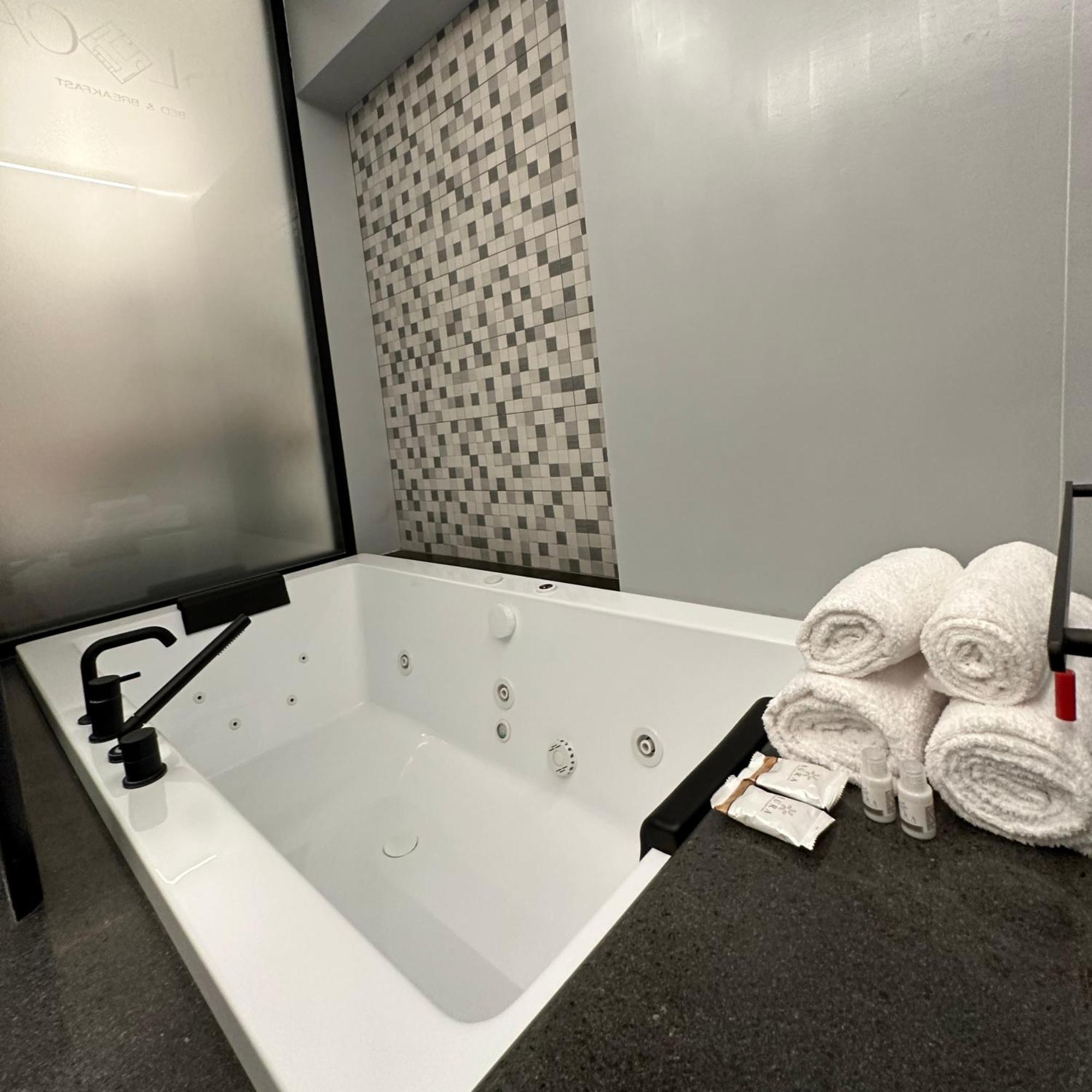 Dislocati Bnb - Jacuzzi Privata - Cucina - Tv60" - Minimal Luxury Marigliano Exterior photo